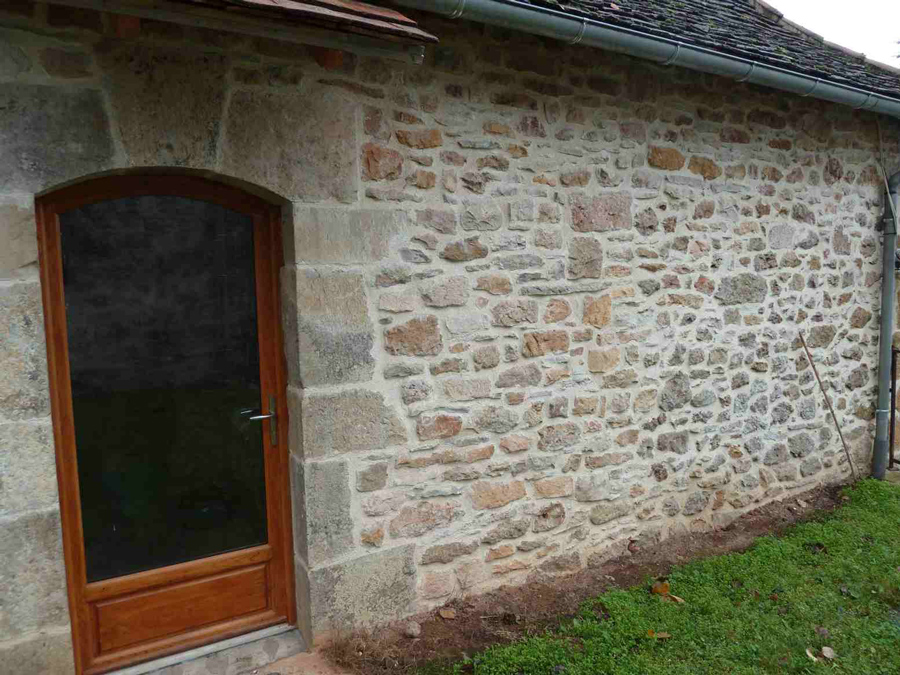 Joint à la chaux, façade en pierre Jougne